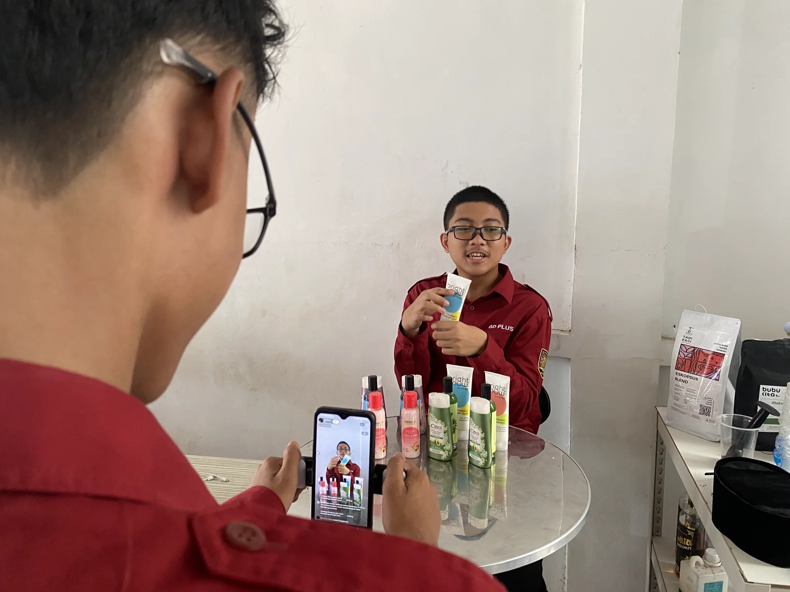 Host Live Shopping & Promosi Produk Santri